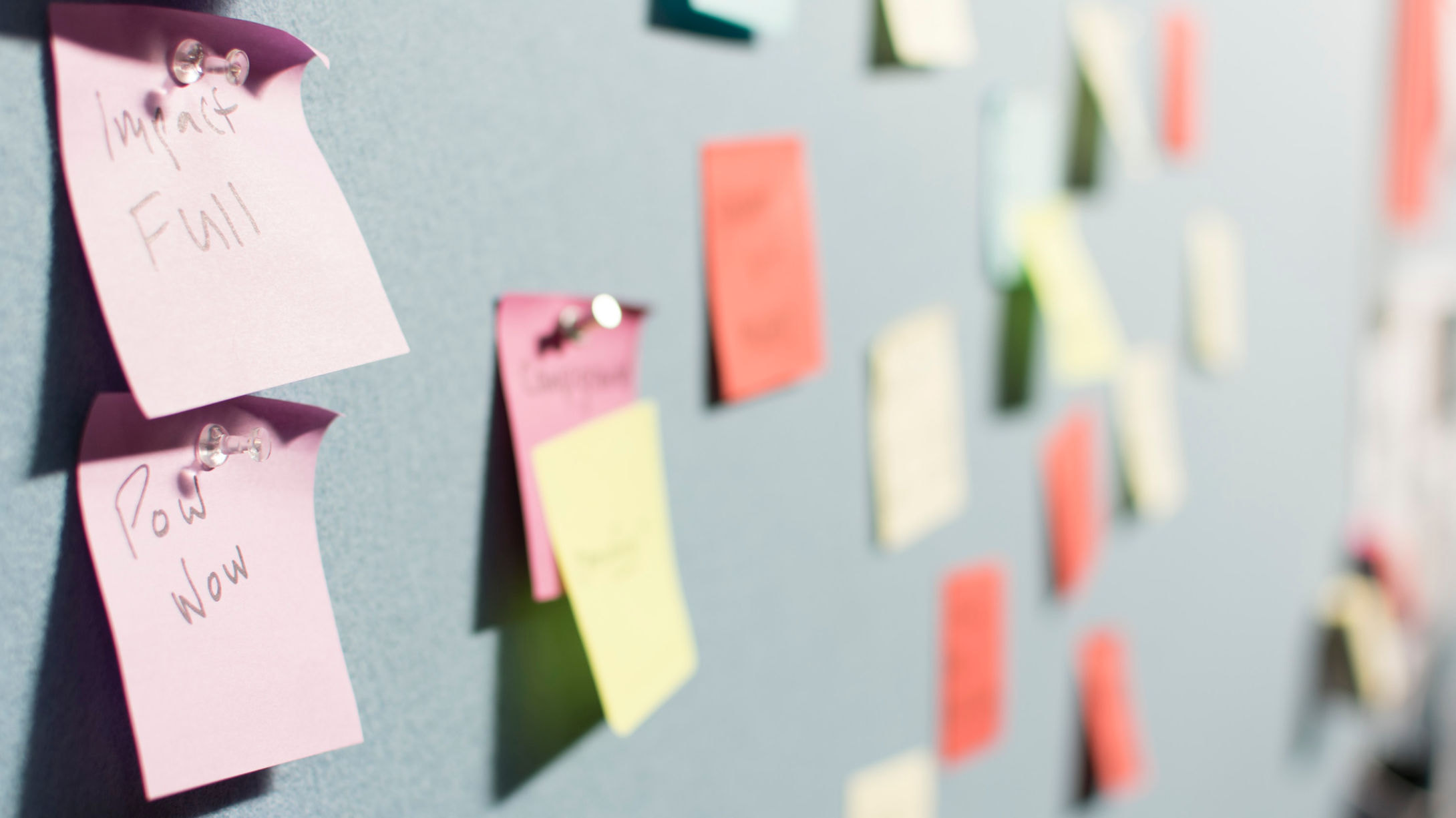 An affinity design methodogy where there a board filled with several sticky notes on it where people put the ideas on the board then grouping them by either category or type, photo from unsplash by Patrick Perkins